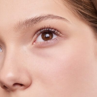 Maquillaje profesional aplicado con pincel